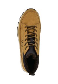 Braune Wildleder-Oberfläche Sneaker mit strukturiertem schwarzen Knöchelkragen, runden Schnürsenkeln, gepolsterter Zunge und einer weißen Zwischensohle. Gummisohle mit Traktionsmuster.