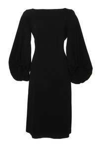 Robe noire avec un décolleté carré, manches longues bouffantes resserrées aux poignets, et une silhouette ajustée, confectionnée dans un tissu doux et texturé.