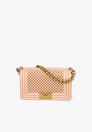 Sac à main rectangulaire beige avec un devant texturé en perles, une bandoulière en chaîne dorée, et un fermoir doré gravé de "Marc Ellis" sur fond blanc.