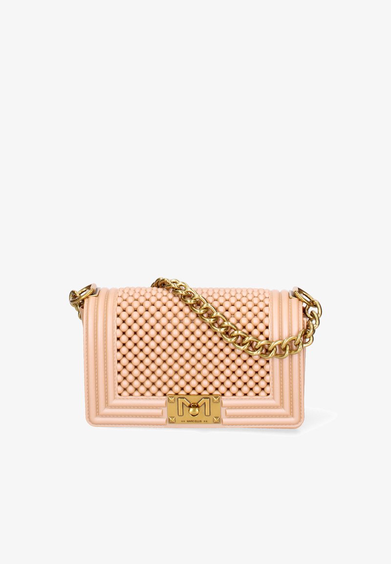 Sac à main rectangulaire beige avec un devant texturé en perles, une bandoulière en chaîne dorée, et un fermoir doré gravé de "Marc Ellis" sur fond blanc.