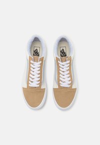 Canvas sneakers met een tan suede neuskap, witte zijkanten, lichtblauwe accenten en witte veters. Zachte binnenvoering zichtbaar.