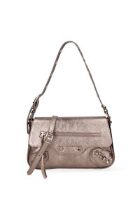 Borsa di colore bronzo metallico con un design strutturato, tracolla regolabile, tasca frontale con zip e finitura testurizzata. Accentuata con dettagli in metallo argentato.
