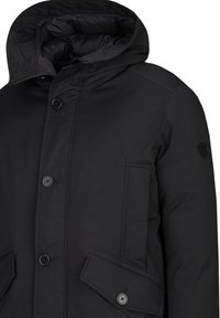 Zwarte parka-jas met een capuchon, voorzien van een ritsluiting, grote frontzakken en knopen als accent. Gladde stof, minimalistisch ontwerp.