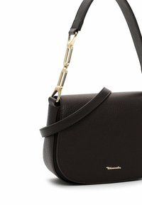 Braune, genarbte Leder-Schultertasche mit runder Form, akzentuiert durch eine goldfarbene Kettenverbindung und einen Gurt, mit einem dezenten Logo an der Seite.