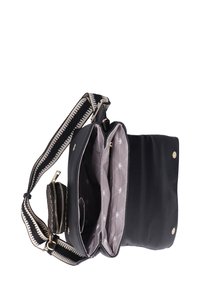 Borsa a tracolla in pelle nera con tracolla in tessuto a righe, hardware dorato, due scomparti interni e una piccola pochette con zip attaccata.