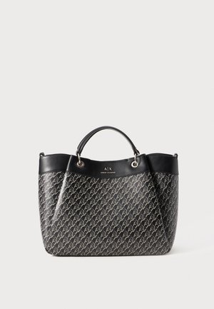 Melna tote soma, izgatavota no rakstainas materiāla, ar logotipa druku. Tai ir divas apaļas rokas un sudraba krāsas aksesuāri.