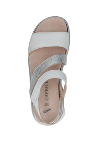 Białe sandały z srebrnym akcentem. Oferują dwie górne paski, wyprofilowaną wkładkę i otwarty design. Gładka skóra i miękki materiał.