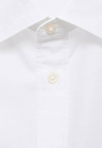 Weißes Baumwollhemd mit klassischem Kragen, einzelnen perlmuttfarbenen Knopfverschluss und glatter Textur mit minimaler Nahtdetails.