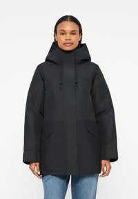 Μαύρο αδιάβροχο σακάκι με κουκούλα, κορδόνι και δύο μεγάλες μπροστινές τσέπες. Έχει χαλαρή εφαρμογή και λεία υφή.