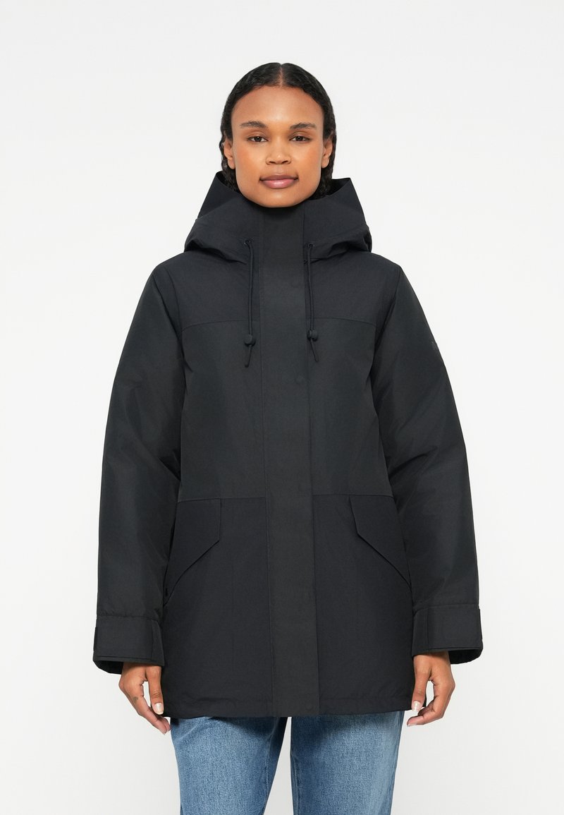 Μαύρο αδιάβροχο σακάκι με κουκούλα, κορδόνι και δύο μεγάλες μπροστινές τσέπες. Έχει χαλαρή εφαρμογή και λεία υφή.