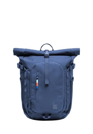 Zaino blu scuro con chiusura arrotolabile, tasca frontale con zip, spallacci laterali regolabili e una piccola maniglia in alto, su sfondo bianco.