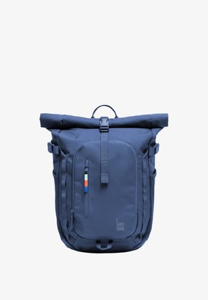 Dunkelblauer Rolltop-Rucksack mit Frontreißverschlusstasche, verstellbaren Seitenriemen und kleinem Griff oben vor weißem Hintergrund.