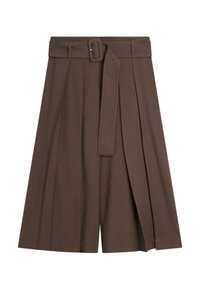 Short marron taille haute plissé avec une large ceinture et une boucle rectangulaire, couches de tissu ajustées créant un aspect jupe.
