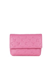 Rosa læder clutch med præget fuglemønster, rektangulær form, klaplukning og tekstureret overflade.