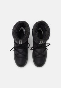 Schwarze isolierte Stiefel mit einer weichen, gesteppten Oberseite, runder Zehenpartie und tonalen Schnürsenkeln; sind mit einem gepolsterten Schaft und einer Gummisohle ausgestattet.