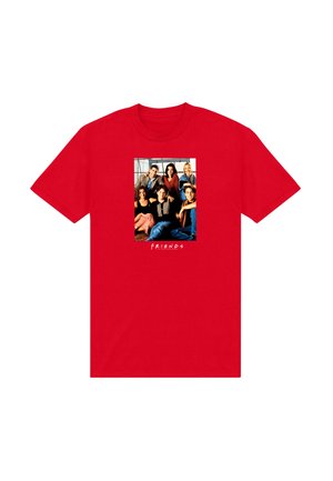 Camiseta roja con una foto grupal de seis personas sonrientes sentadas y de pie juntas, con el texto "AMIGOS" debajo de la imagen.