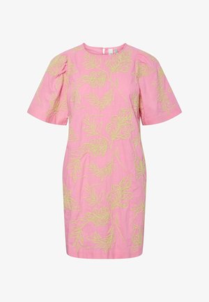 Roza obleka do kolen s kratkimi nabranimi rokavi, okrolim izrezom in rumenim cvetličnim vezenjem po vsej površini.