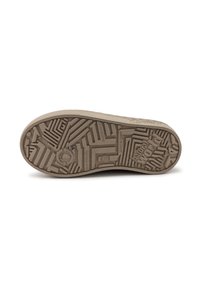 Suela de zapato de goma beige con un patrón de textura, que presenta diseños geométricos y detalles de marca en relieve. Material duradero y ecológico.