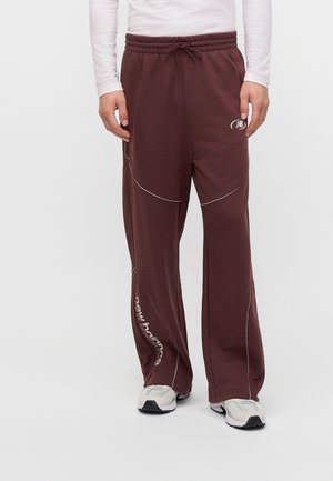 New Balance, TRACKSIDE PANT - Долнище на анцуг - cherry leather