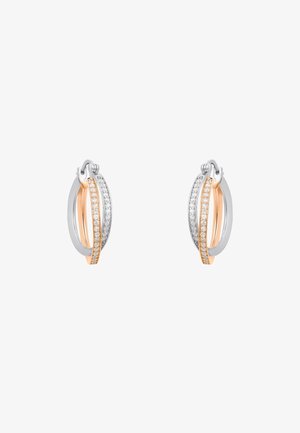Pendientes de aro que presentan una combinación de tonos plateados y oro rosa, adornados con pequeñas piedras preciosas transparentes a lo largo de un lado.