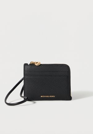 Porte-cartes en cuir noir texturé avec sangle pour poignet, fermeture éclair dorée et logo Michael Kors en lettres dorées sur le devant.