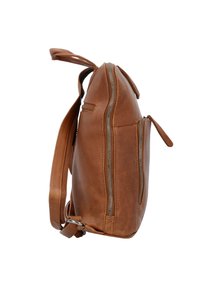 Sac à dos en cuir marron, avec une poche zippée sur le côté, texture lisse, bandoulière réglable et design minimaliste. Construction robuste.