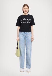 MAX&Co. BOXYCLAIM czarny