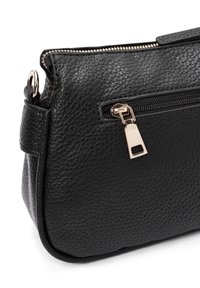 Borsa in pelle nera a granulato con chiusura a zip e hardware color oro. Presenta una tasca con zip esterna frontale per ulteriore spazio di archiviazione.