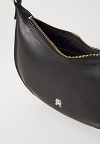 Tommy Hilfiger CHIC SHOULDER BAG - Käekott - black