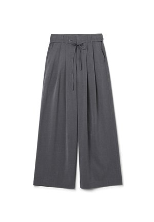 Grijze wijduitlopende broek van zacht materiaal. Voorzien van een tailleband met trekkoord en zijplooien voor extra volume. Geen zichtbare zakken.