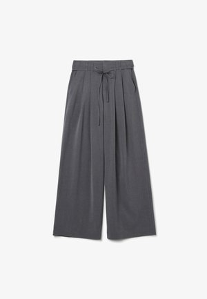 Grijze wijduitlopende broek van zacht materiaal. Voorzien van een tailleband met trekkoord en zijplooien voor extra volume. Geen zichtbare zakken.