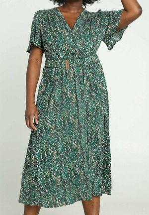 Groene bloemenjurk met een wikkelontwerp, korte wappermouwen, een riem in de taille en een midilange rok met een zachte textuur.