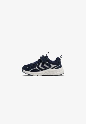 Dziecięce sportowe buty w kolorze granatowym i białym z siateczkową i syntetyczną cholewką, paskiem na rzep, pętelkami na języku i pięcie oraz grubą białą podeszwą.