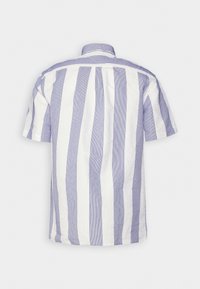 Koszula z krótkim rękawem zapinana na guziki, w białe i jasnoniebieskie pionowe paski. Posiada kołnierzyk i prosty dół, wykonana z lekkiego materiału.