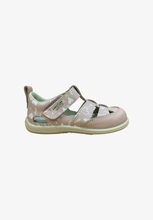 Sandalia infantil rosa con puntera cerrada, estampado de corazones, tira de velcro ajustable y suela beige, diseñada para la comodidad y transpirabilidad.
