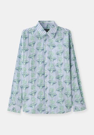 Camisa de botón con una tela azul clara que presenta patrones de diamantes verdes y signos de dólar, rayas verticales y un diseño de cuello clásico.