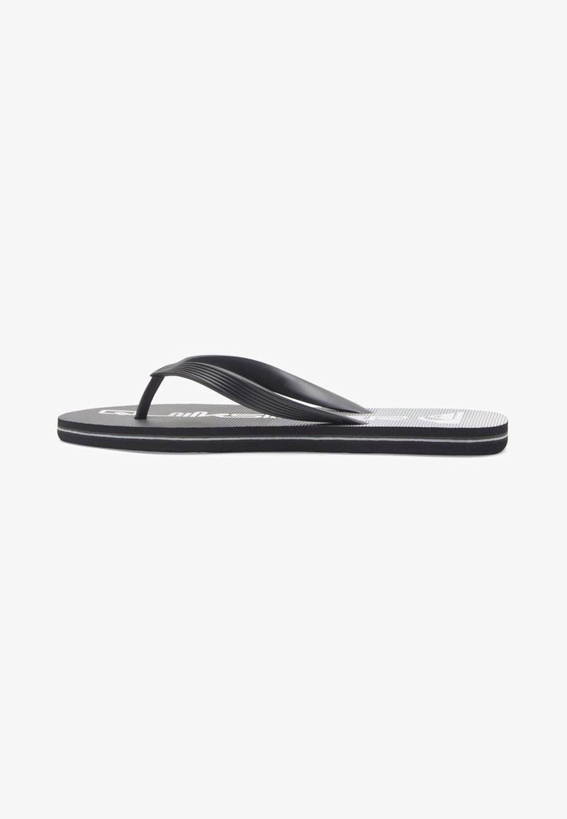 Tongs noires avec une semelle texturée, des fines brides en caoutchouc et un contour blanc. Présente un logo sur l'insert. Design simple et plat.