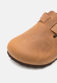 Birkenstock BOSTON LEOI REGULAR UNISEX - Chaussons - cognac