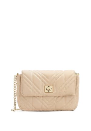 Prešívaná béžová kožená kabelka so zlatým kovovým zapínaním, obdĺžnikovým tvarom a retiazkovým popruhom. Povrch zdobia vzory v tvare šípok.