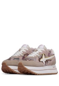 Helle rosa Sneakers aus Wildleder und Mesh-Materialien. Mit einem weißen Sternakzent, strukturiertem Sohlen und erhöhtem Plateau. Die Schnürsenkel sind weiß.