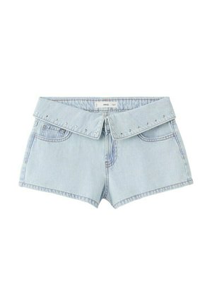 Shorts en denim bleu clair avec une large ceinture repliée décorée de petits clous argentés et des poches avant.