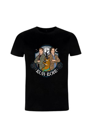 Camiseta negra de algodón con un estampado gráfico de dos personajes y un perro sobre un diseño circular con estrellas y un árbol, con la leyenda "¡Ruh-Roh!"