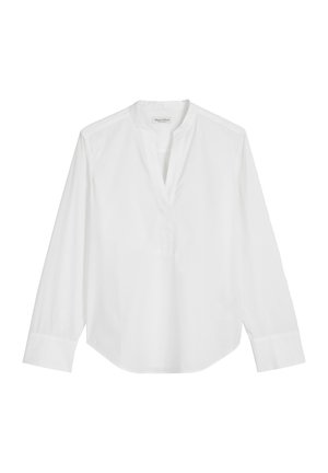 Camicia bianca a maniche lunghe in cotone. Presenta un colletto rialzato, una chiusura senza bottoni e un orlo curvo. Texture semplice e liscia.