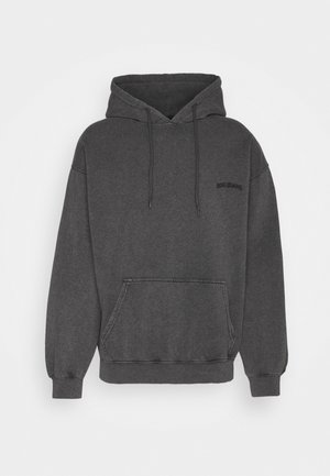 Donkergrijze hoodie met frontale kangoeroezak en kleine zwarte tekst op de linkerborst met de tekst "BAD THINGS."