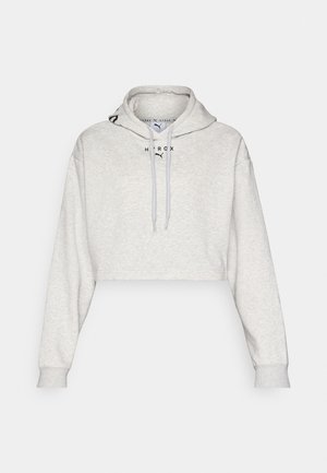Felpa corta grigia chiara realizzata in tessuto morbido. Presenta una tasca frontale, cappuccio con cordino e logo nero sul petto. Maniche lunghe.