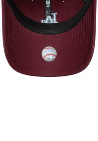 Bordeauxfarbene Baseballmütze mit schwarzem Schild, die auf der Unterseite des Schirms einen kleinen runden Aufkleber mit einem Baseball zeigt.