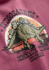 Next RELAXED FIT SHORT SLEEVE GRAPHIC STANDARD - Triko s potiskem - berry red dino