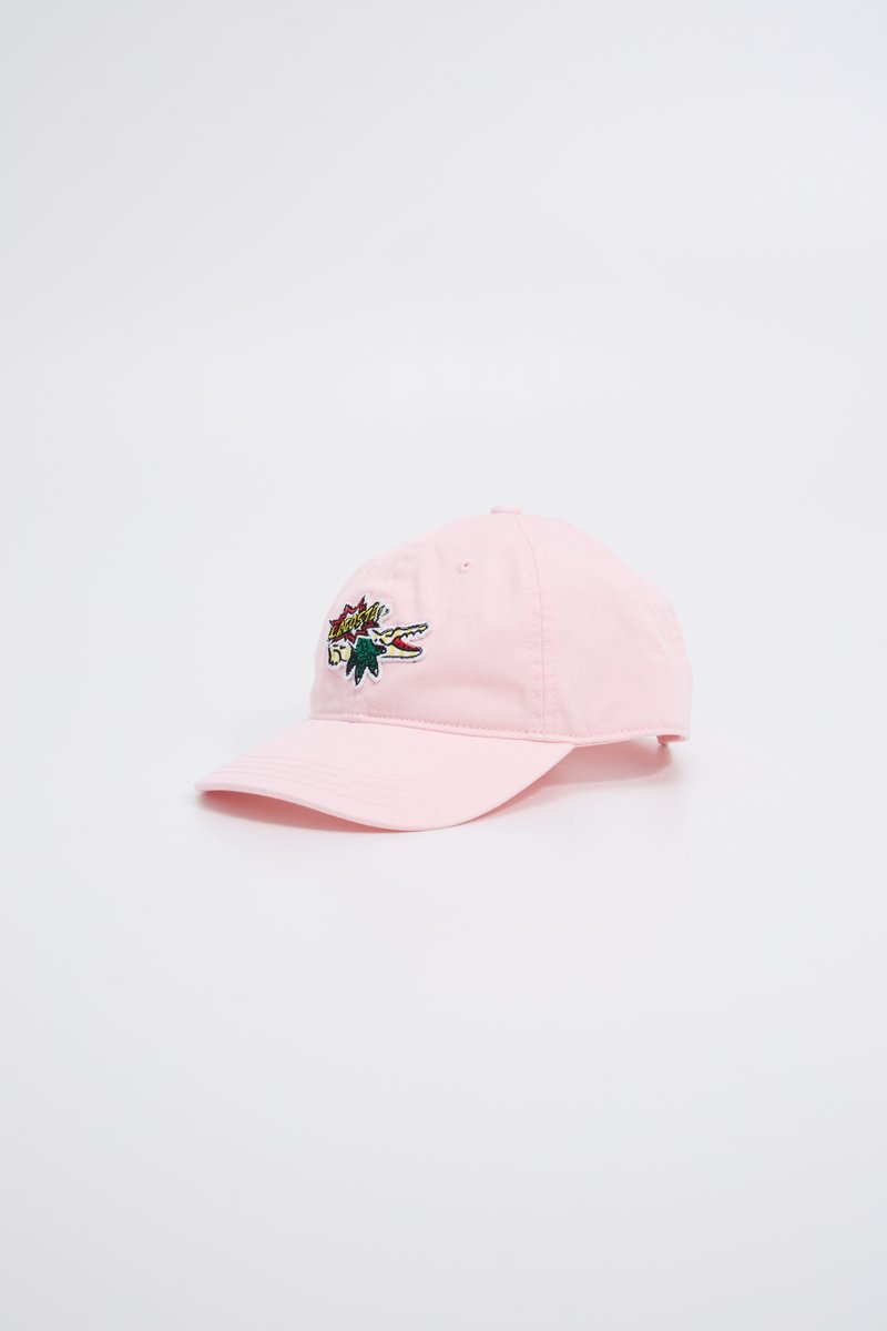 Gorra de béisbol de algodón rosa con visera curvada, que presenta un diseño bordado colorido en la parte frontal y una correa ajustable en la parte posterior.