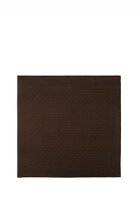 Ruskea huivi, jossa on teksturoitu kuvio ja toistuva "MK"-logo. Reunat on viimeistelty siististi samanlaisella reunuksella.