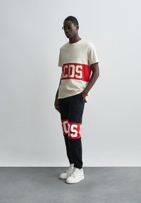 GCDS BAND LOGO REGULAR - T-shirt con stampa - bone/red